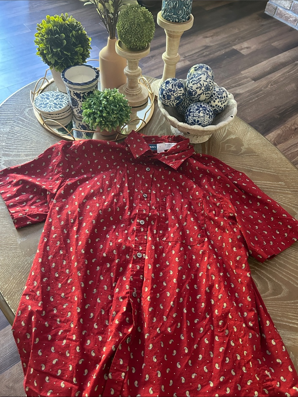 Menโs Old Navy Red Short-Sleeve Button-Up Shirt with Paisley Print Large
